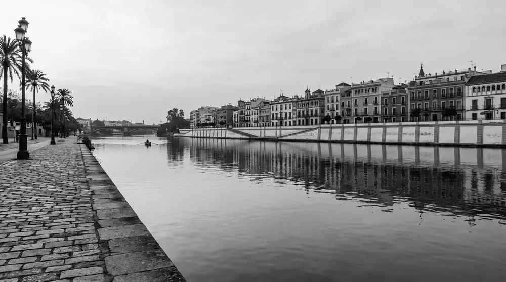 El Guadalquivir y las fachadas de la calle Betis, en Triana, al amanecer